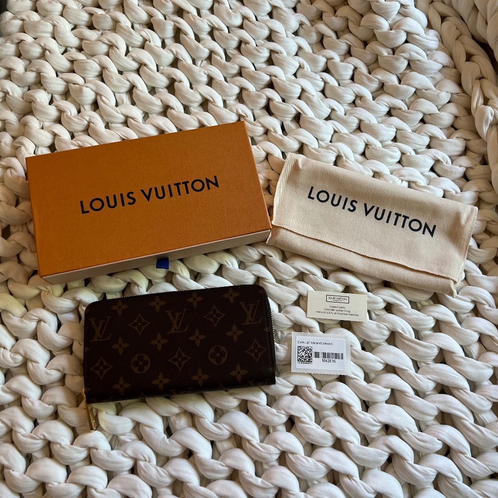 Louis Vuitton Zippy Wallet Monogram - USED TWICE & IN EXCELLENT CONDITION